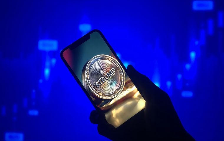 El teléfono de Trump Mobile vinculado a Donald Trump enfrenta dudas sobre su producción. El teléfono de Trump Mobile vinculado a Donald Trump enfrenta dudas sobre su producción.