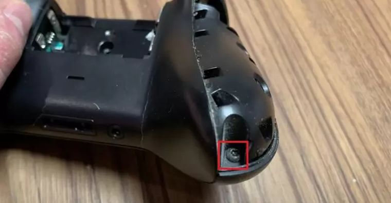 Encontrarás cuatro tornillos adicionales en los laterales internos. Encontrarás cuatro tornillos adicionales en los laterales internos.