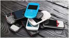 Varios modelos de teléfonos antiguos de marcas como iPhone, Nokia o Motorola están siendo altamente valorados por coleccionistas en 2025.