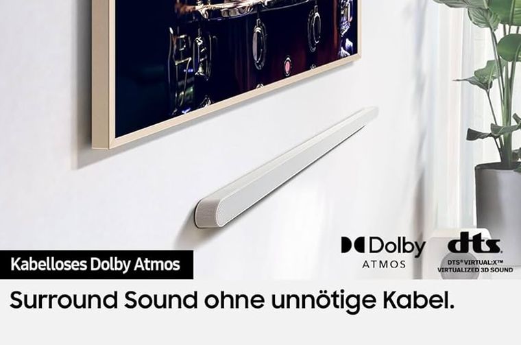 La Samsung HW-S700D/ZF está equipada con un sistema de altavoces True 3.1.2, incluyendo canales verticales que proyectan el sonido hacia el techo, generando un efecto tridimensional que envuelve al espectador
