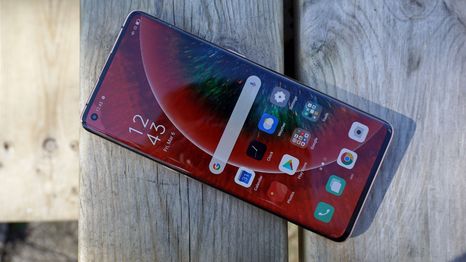 Este dispositivo cuenta con resistencia al agua y polvo, además de carga rápida de 45W, que permite cargar al 100% en solo 47 minutos.