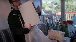 video: intento poner un disco en una ps5 y se salio de control