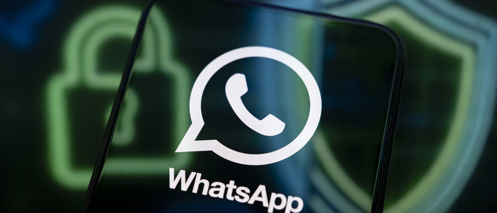 La función de dispositivos vinculados de WhatsApp permite revisar desde qué teléfono o PC se utiliza la cuenta.