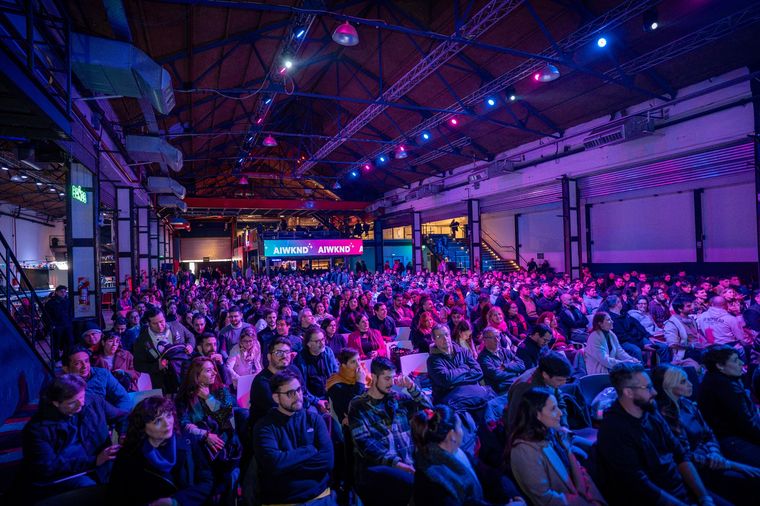 Asistentes de AI Weekend en Buenos Aires durante una de las charlas sobre inteligencia artificial aplicada a negocios.