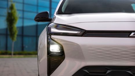 El Chevy Bolt 2027 presenta un estilo renovado y un puerto de carga NACS