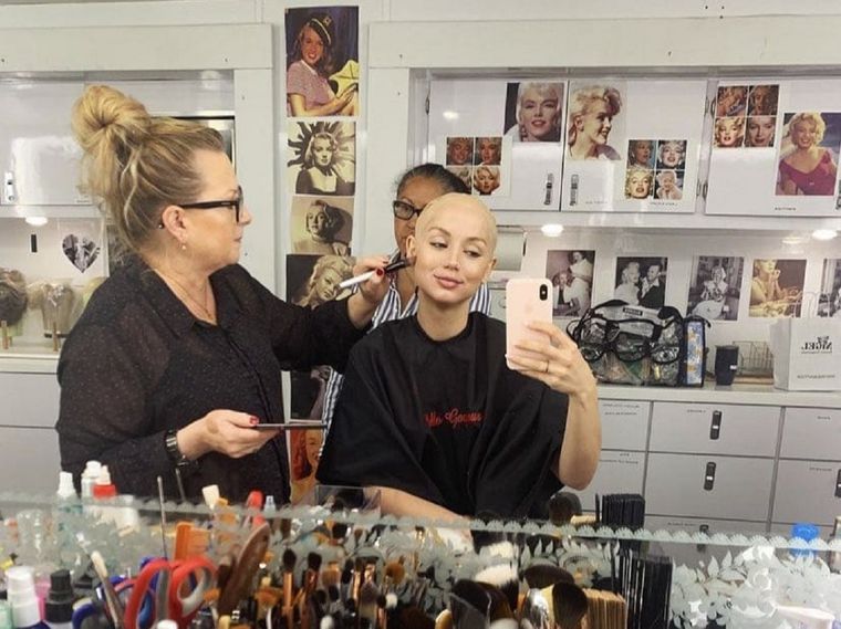 Ana de Armas en el set de Blonde con su iPhone X