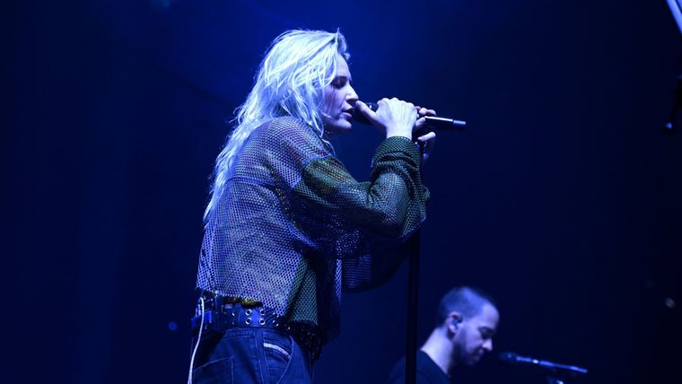 Emily Armstrong tiene 38 años