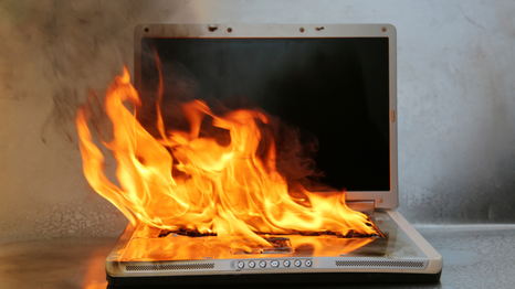 Tu laptop puede incendiarse si está conectada todo el día