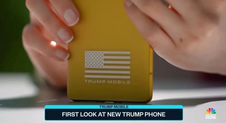 El nuevo teléfono de Trump Mobile ligado a Donald Trump ya comenzó a enviarse a compradores. El nuevo teléfono de Trump Mobile ligado a Donald Trump ya comenzó a enviarse a compradores.