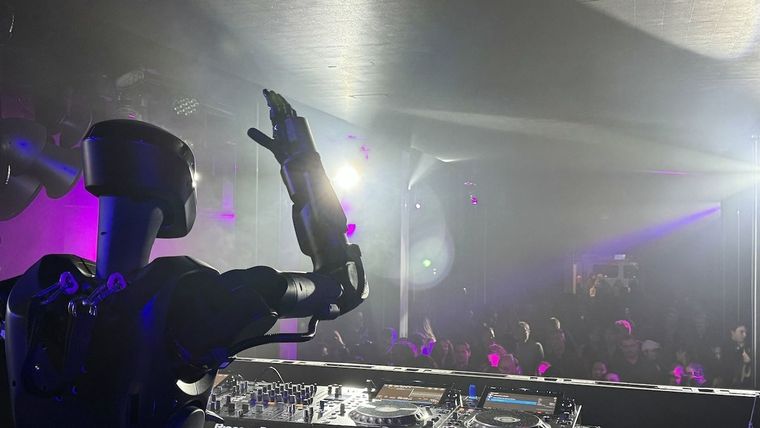 El robot Phantom MK1 ahora es DJ