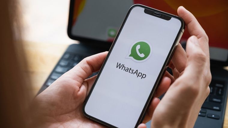 WhatsApp permite enviar mensajes, archivos, audios y mucho más. 