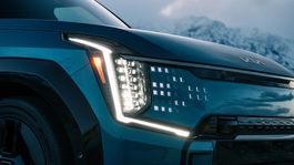 Los faros del KIA ofrecen un diseño totalmente nuevo