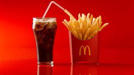 La Coca-Cola del restaurante es mucho más deliciosa pero la razón no son las papas o las hamburguesas...