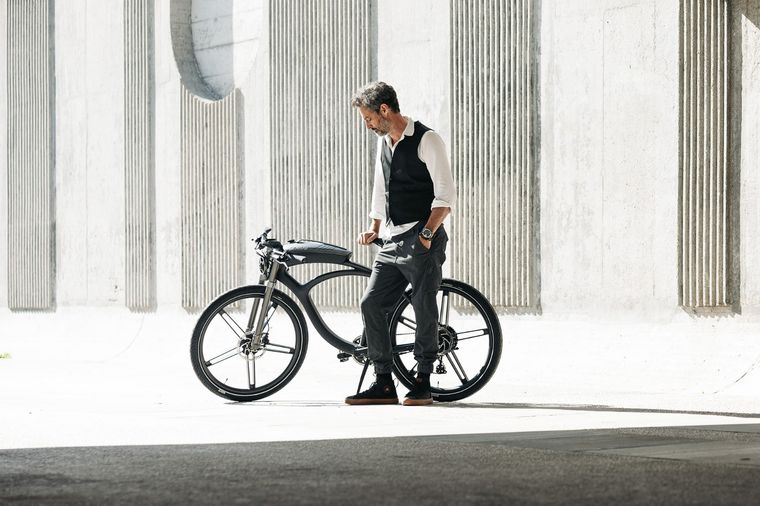 La bicicleta es tecnológica y posee una pantalla de control. Esta en oferta en Costco por tiempo limitado.