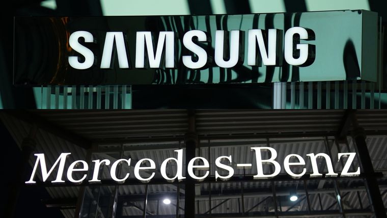 Samsung y Mercedes-Benz avanzan en una alianza para potenciar baterías de vehículos eléctricos.