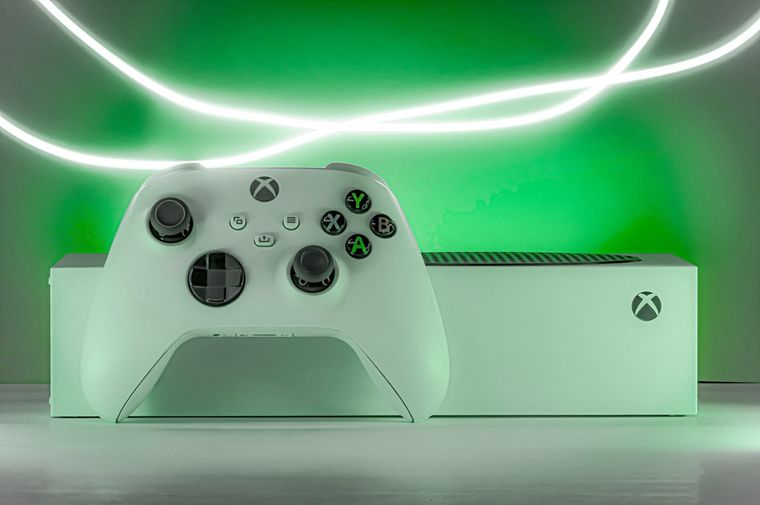La Xbox Series X Edición Digital de 1TB tiene un 10% de descuento en Amazon México por tiempo limitado, bajando de $11,699 a $10,490.