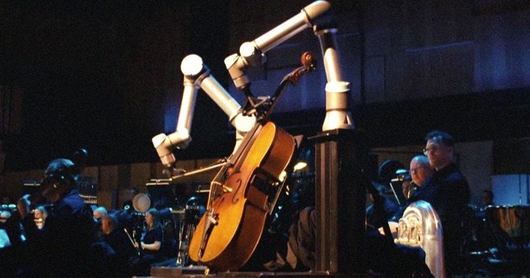 Un robot toca el violonchelo con una orquesta sinfónica en una primicia mundial