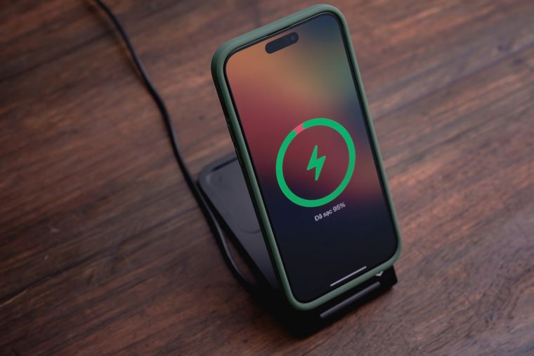 Nuevo soporte MagSafe para iPhone, diseñado por Apple para mejorar la accesibilidad.