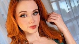 La streamer Amouranth posó en la cama y enamoró a sus seguidores