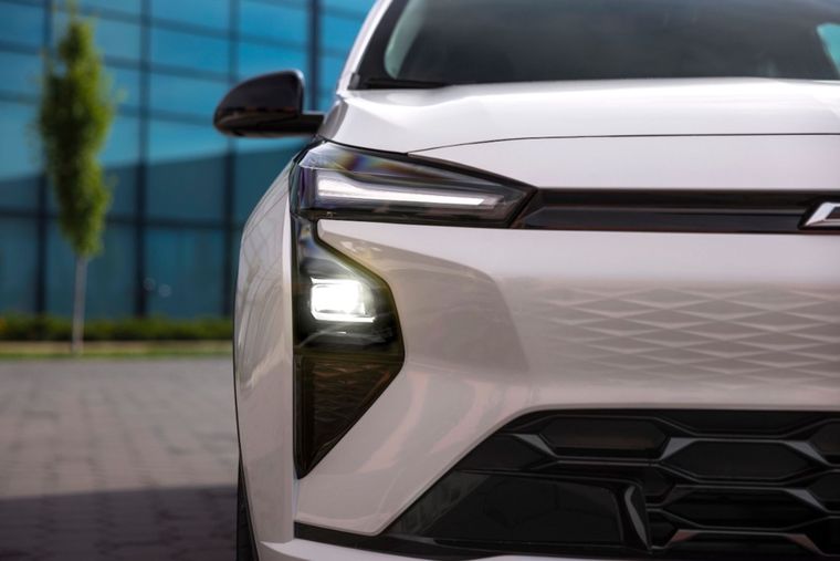 El Chevy Bolt 2027 presenta un estilo renovado y un puerto de carga NACS