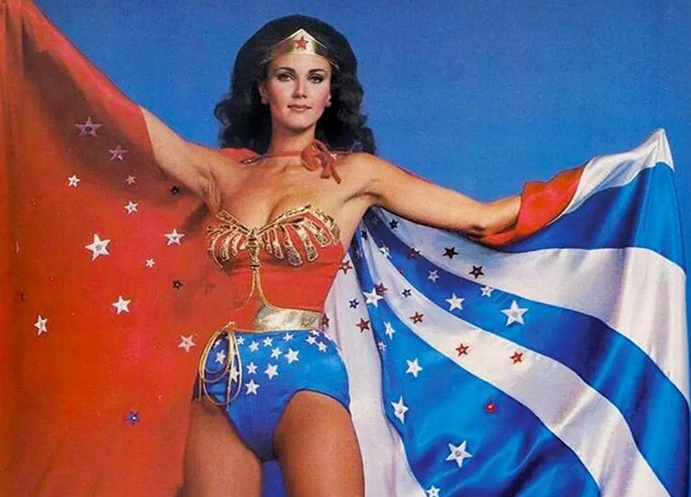 Cosplayer rinde homenaje a la Mujer Maravilla de Lynda Carter