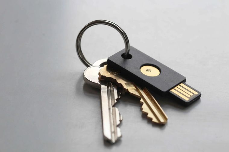 Estos pequeños dispositivos físicos, que se conectan mediante USB o NFC, funcionan como un segundo factor de autenticación Estos pequeños dispositivos físicos, que se conectan mediante USB o NFC, funcionan como un segundo factor de autenticación