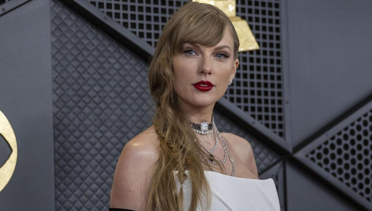 Taylor Swift amenaza con demandar por rastreo de jet en medio de preparativos para el Super Bowl.