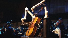 Un robot toca el violonchelo con una orquesta sinfónica en una primicia mundial