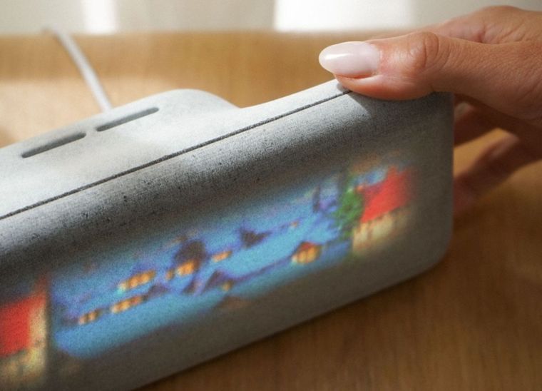 El dispositivo convierte relatos de sueños en secuencias visuales con estilo artístico e impresionista. El dispositivo convierte relatos de sueños en secuencias visuales con estilo artístico e impresionista.