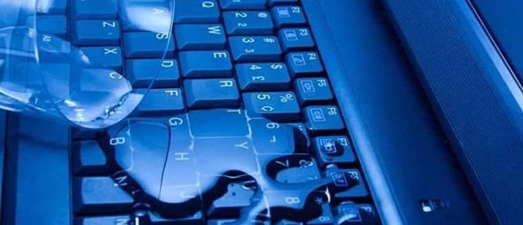 ¿Qué hacer cuando se moja el teclado de tu portátil?