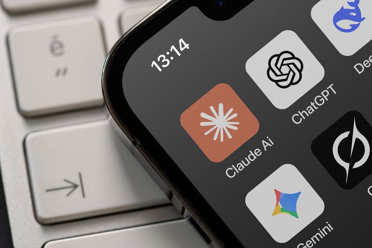 Claude mejora Microsoft Word con herramientas de inteligencia artificial para analizar y editar documentos. Claude mejora Microsoft Word con herramientas de inteligencia artificial para analizar y editar documentos.
