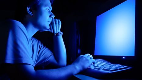 Por qué la luz azul de las pantallas nos afecta la vista