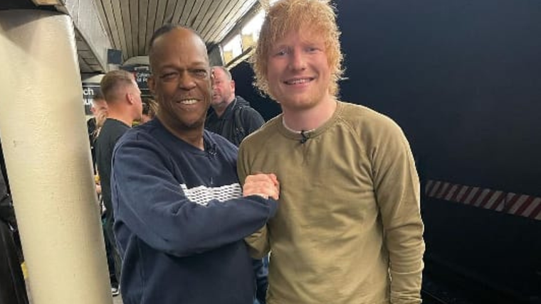 Ed Sheeran sorprendió a un fan en una estación de Nueva York